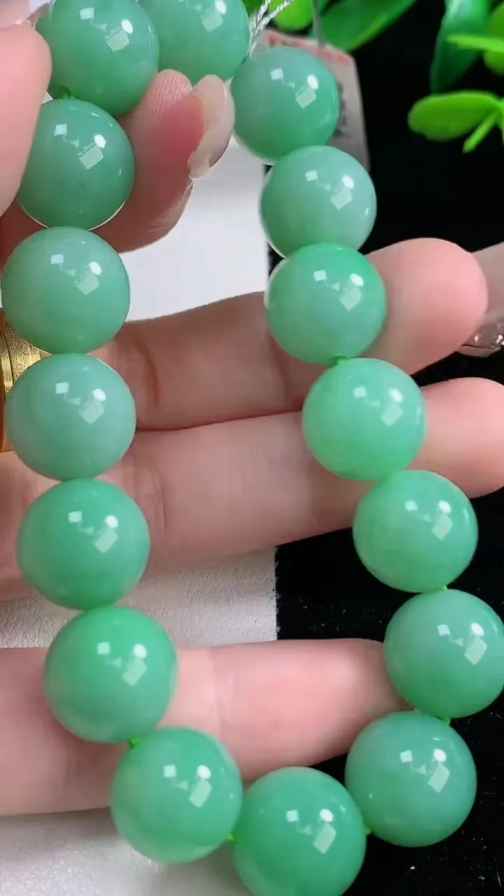 天然A货翡翠圆珠手串，尺寸12.4-16颗，重量:52.27g12月29日
工厂直销收藏佳品,种好水
