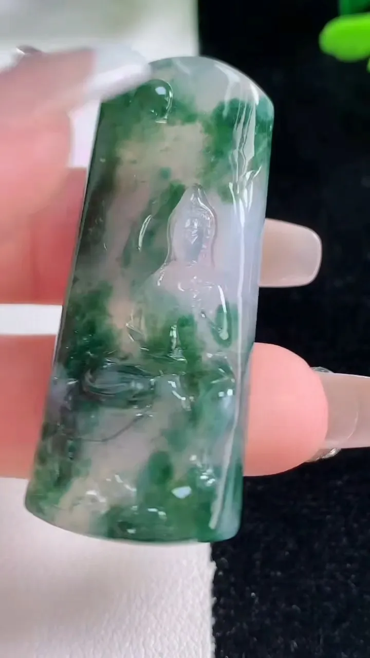 天然A货翡翠冰种飘花观音菩萨吊坠，尺寸49-21-5.4，重量:14.63g
12月29日