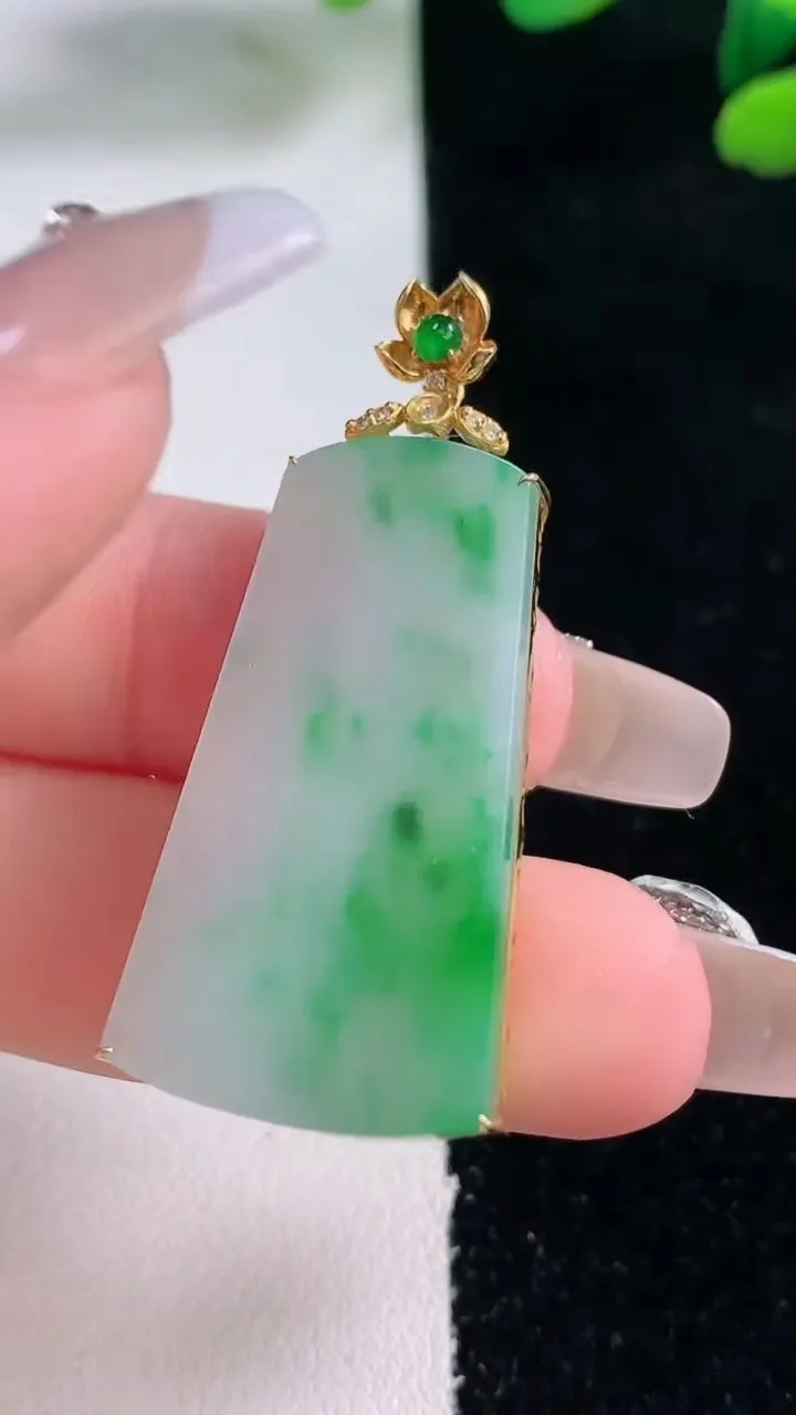 天然A货翡翠无事牌吊坠，尺寸33.3-19.3-4.4，重量:5.26g
12月29日