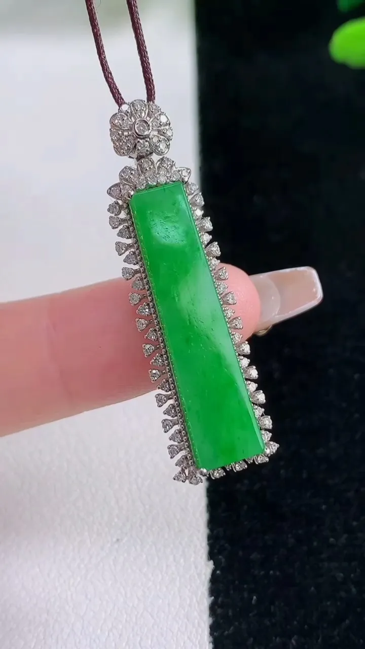 天然A货翡翠无事牌吊坠，尺寸38.3-10.8-6.4，裸石28.3-7.5重量:3.63g
12月