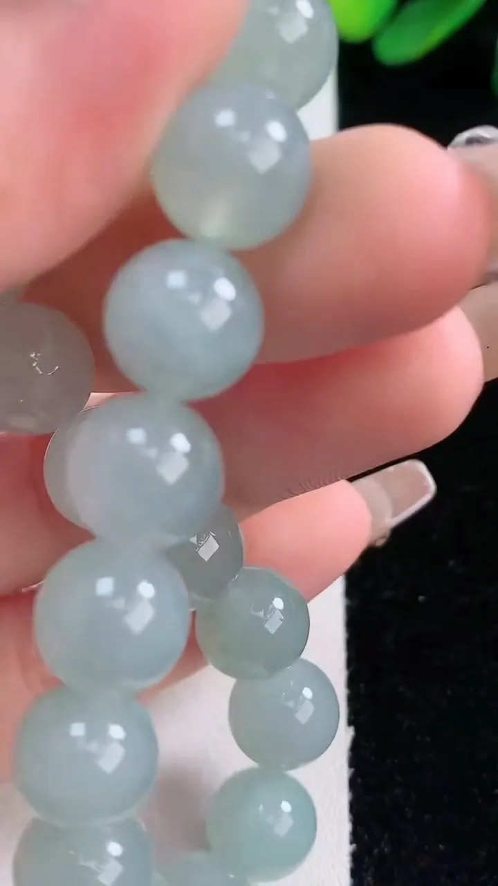 天然A货翡翠圆珠手串，尺寸10.4-19颗，重量:36.20g12月29日
工厂直销收藏佳品,种好水足，色泽均匀，有种有色，上手高大气！