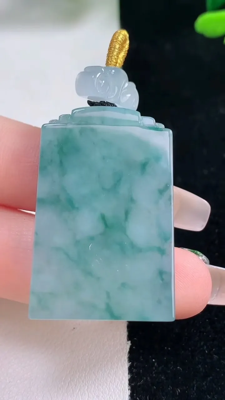 天然A货翡翠冰种飘花无事牌吊坠，尺寸36.5-24-3.8，重量:17.23g
12月29日