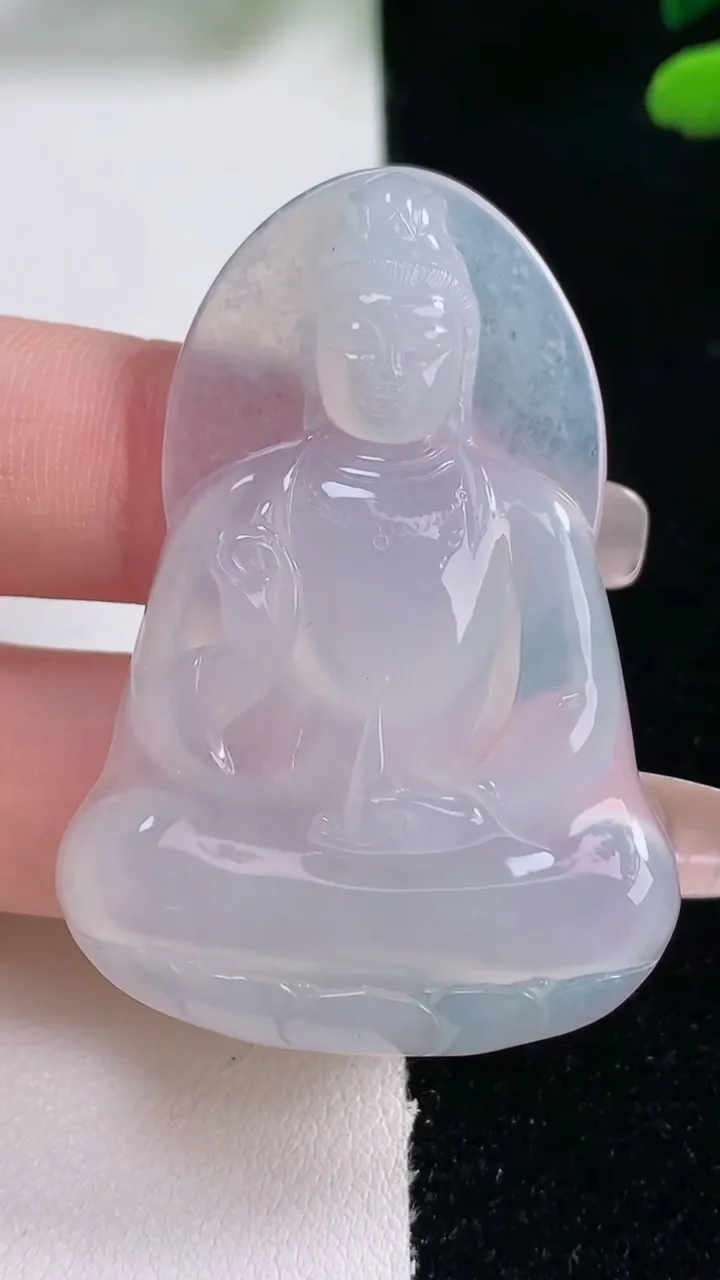 天然A货翡翠种白冰观音菩萨吊坠，尺寸49.3-34.7-5.6，重量:15.18g
12月29日