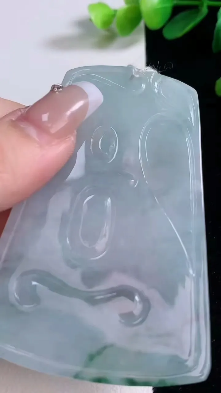 天然A货翡翠飘花阿弥陀佛吊坠，尺寸73.8-48.6-3.8，重量:33.63g
12月29日