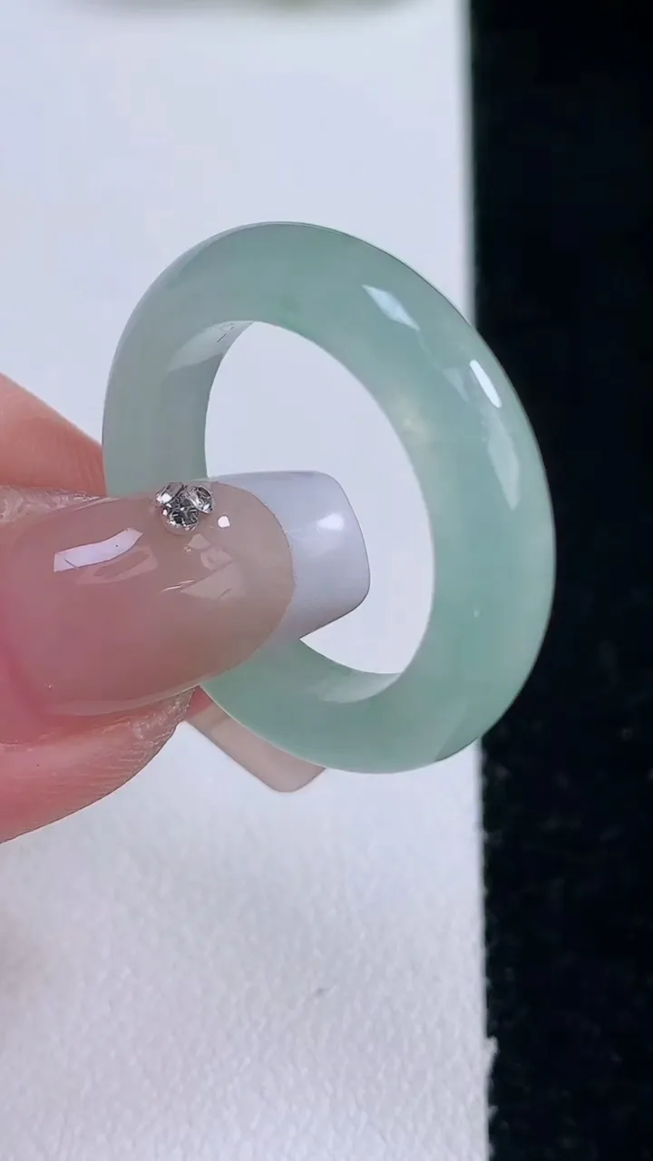 天然A货翡翠指环戒指，尺寸19.5-5.4-4.2，重量:5.24g2025年12月29日
工厂直销