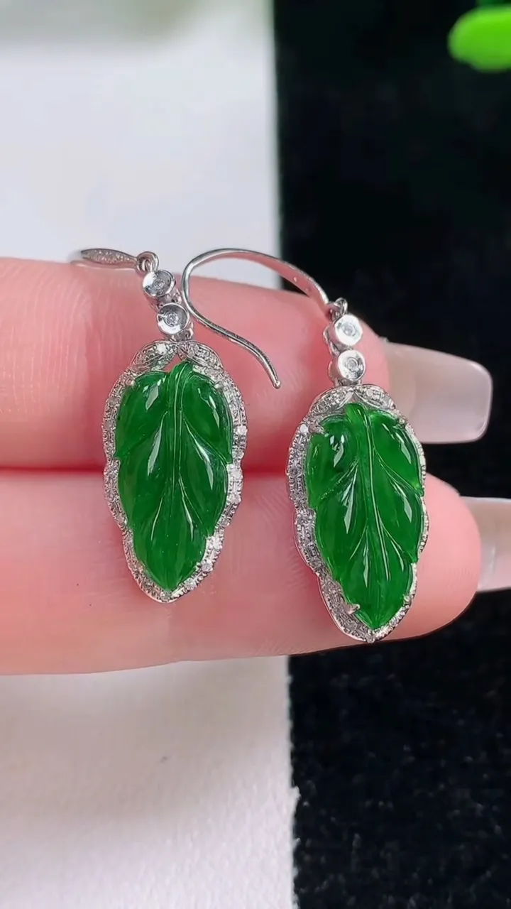 天然A货翡翠金枝玉叶 叶子耳坠，尺寸16-8.4-4.7，重量:3.58g
12月29日