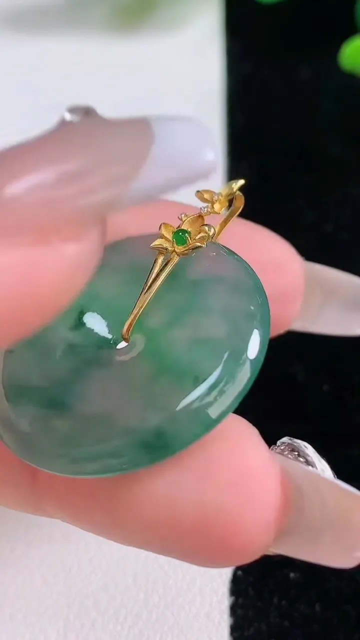 天然A货翡翠种飘花平安扣吊坠，尺寸25.6-4.4，重量:8.06g
12月29日