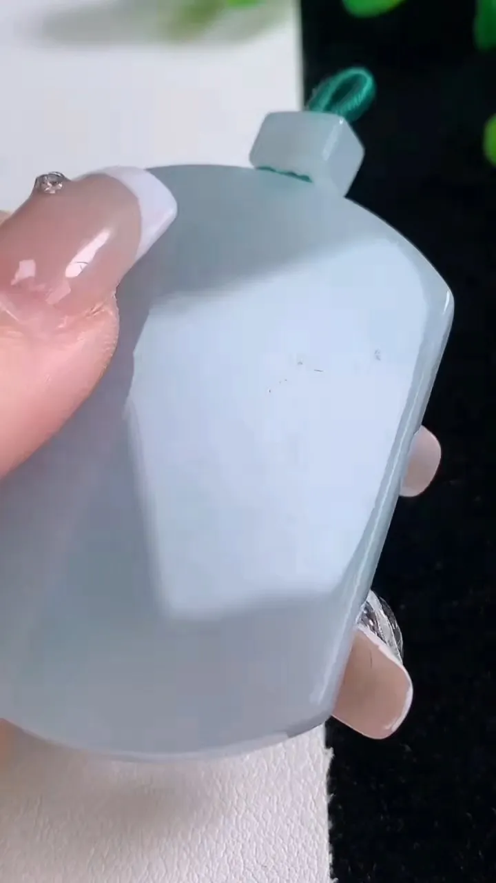 天然A货翡翠无事牌吊坠，尺寸51-39-5.4，重量:32.50g
12月29日