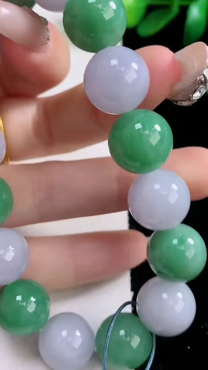 天然A货翡翠圆珠手串，尺寸12.8-16颗，重量:62.61g12月29日
工厂直销收藏佳品,种好水足，色泽均匀，有种有色，上手高大气！
