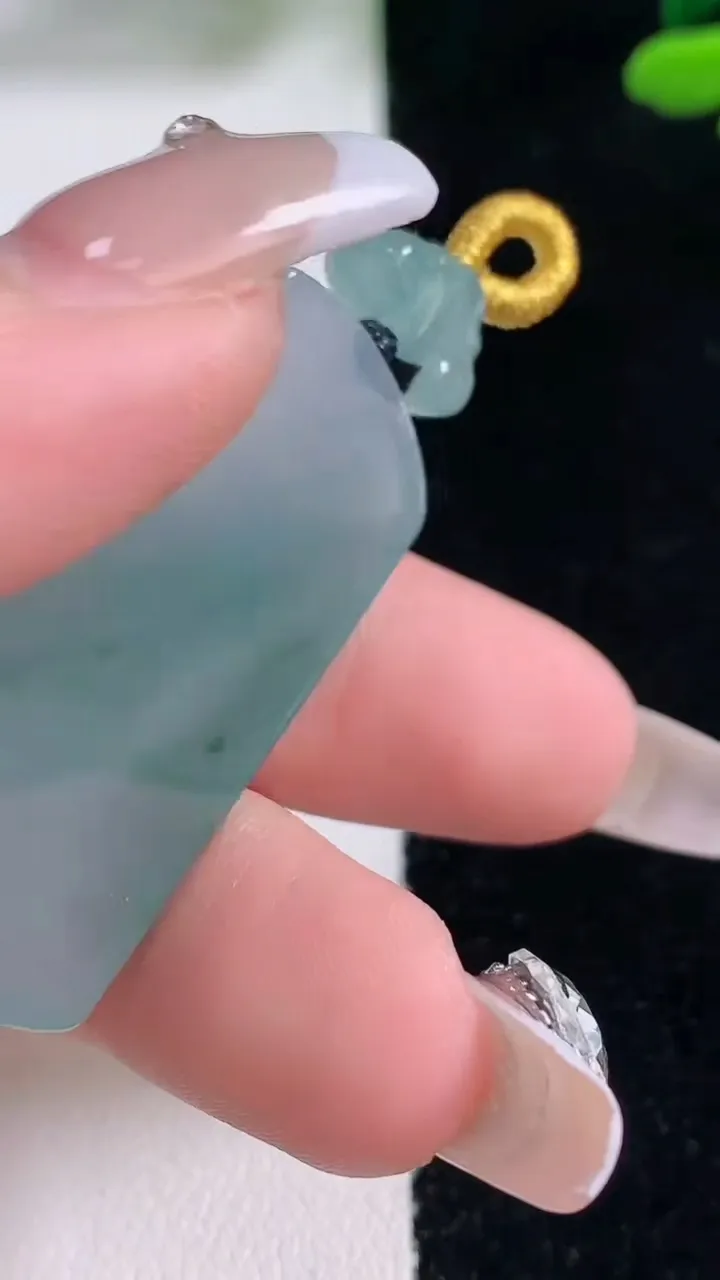 天然A货翡翠冰种飘花无事牌吊坠，尺寸39-24.3-5.8，重量:15.76g
12月29日