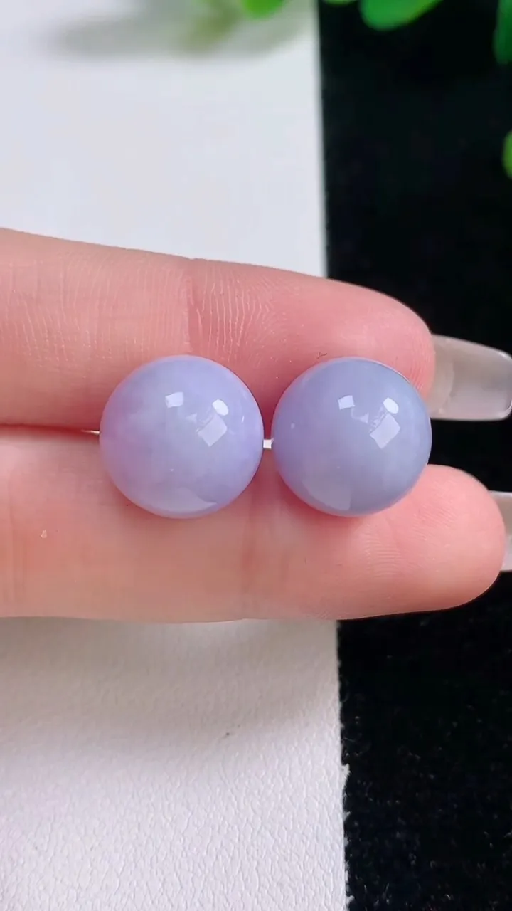 天然A货翡翠紫罗兰圆珠镶嵌件一对，尺寸13.2，重量:8.24g12月29日
工厂直销收藏佳品,种好