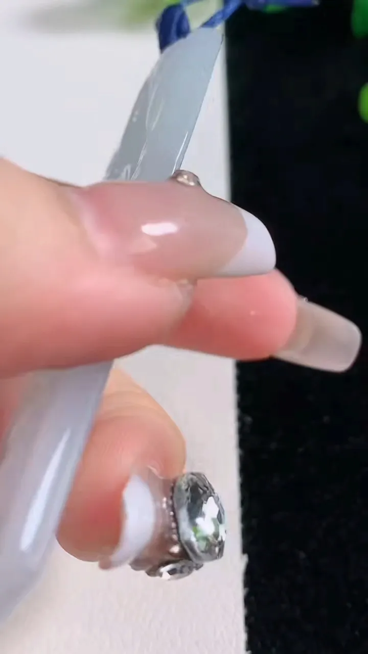 天然A货翡翠祥龙阿弥陀佛，尺寸66.4-36.7-5.4，重量:27.59g
12月29日