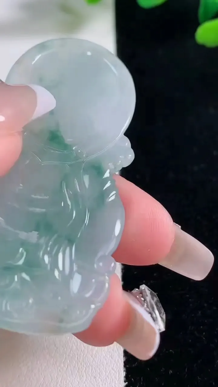 天然A货翡翠冰种飘花观音菩萨吊坠，尺寸62.3-37-6.1，重量:25.14g
12月29日