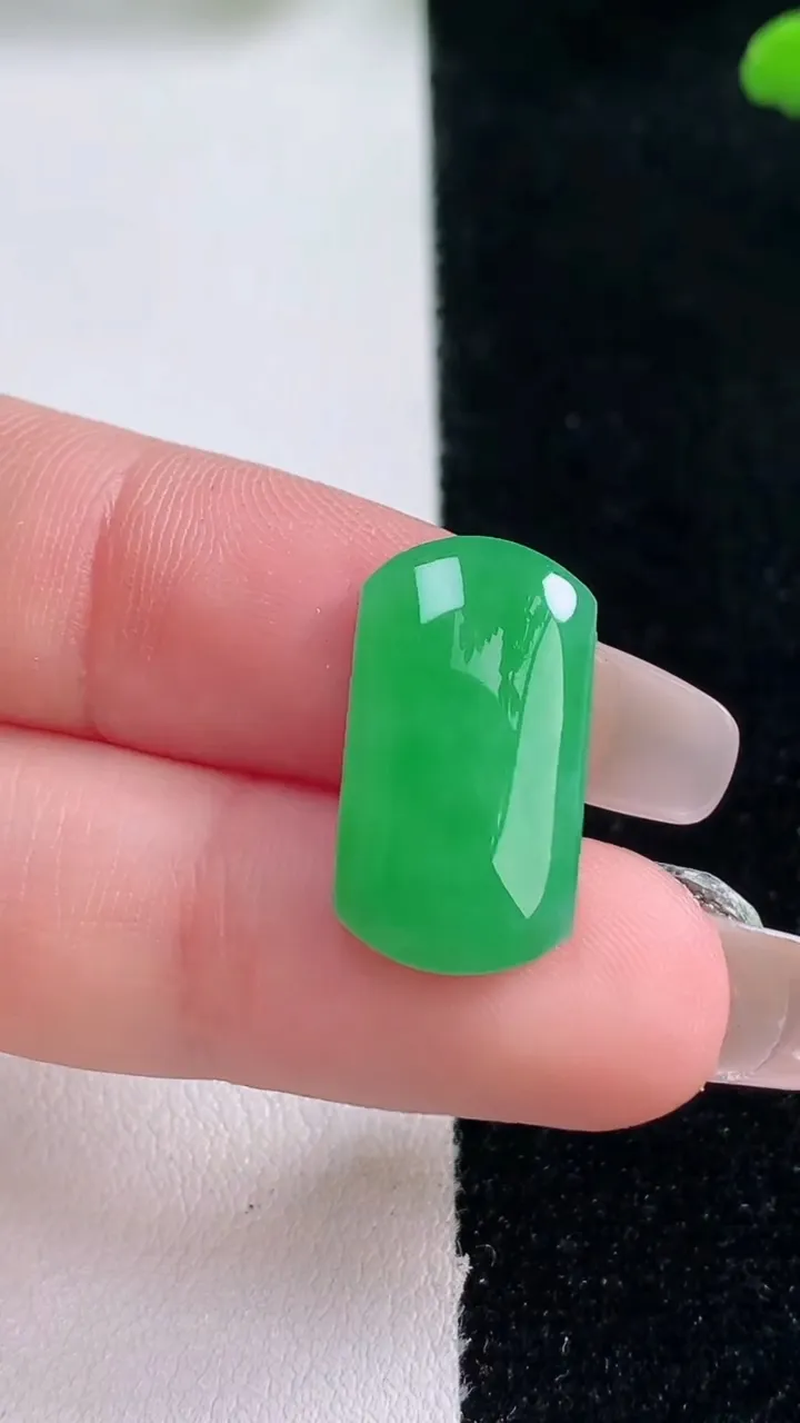 天然A货翡翠马鞍戒面，尺寸19.7-10.8-3.8，重量:1.94g2025年12月29日
工厂直
