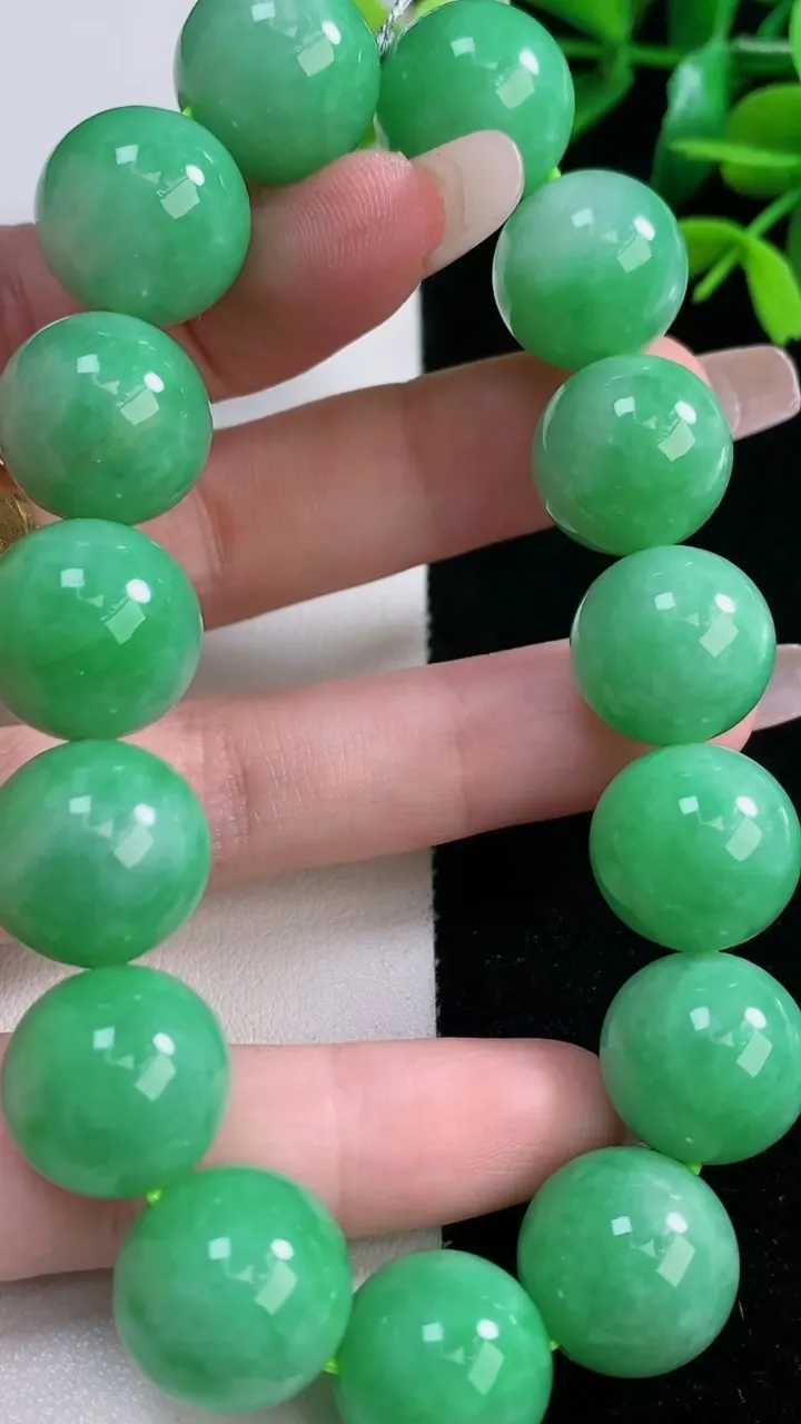天然A货翡翠圆珠手串，尺寸14.6-15颗，重量:81.46g12月29日
工厂直销收藏佳品,种好水足，色泽均匀，有种有色，上手高大气！