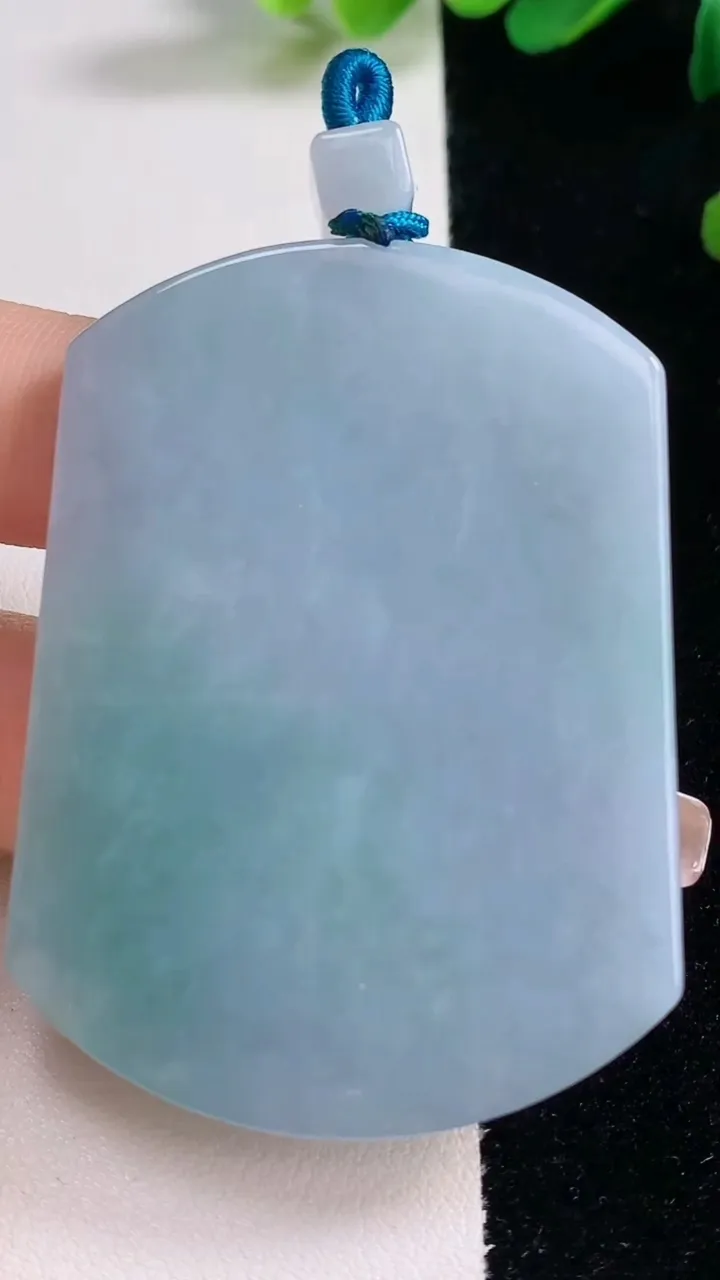 天然A货翡翠紫罗兰无事牌吊坠，尺寸56.5-41.6-5.7，重量:40.81g
12月29日