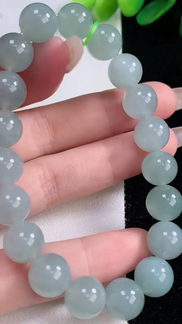 天然A货翡翠圆珠手串，尺寸10.4-19颗，重量:36.20g12月29日
工厂直销收藏佳品,种好水