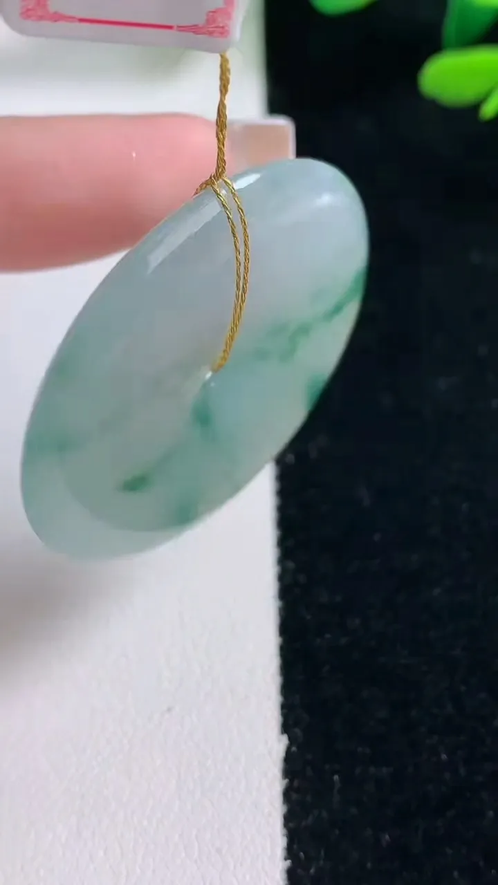 天然A货翡翠冰种飘花平安扣吊坠，尺寸39.2-5.4，重量:18.36g
12月29日