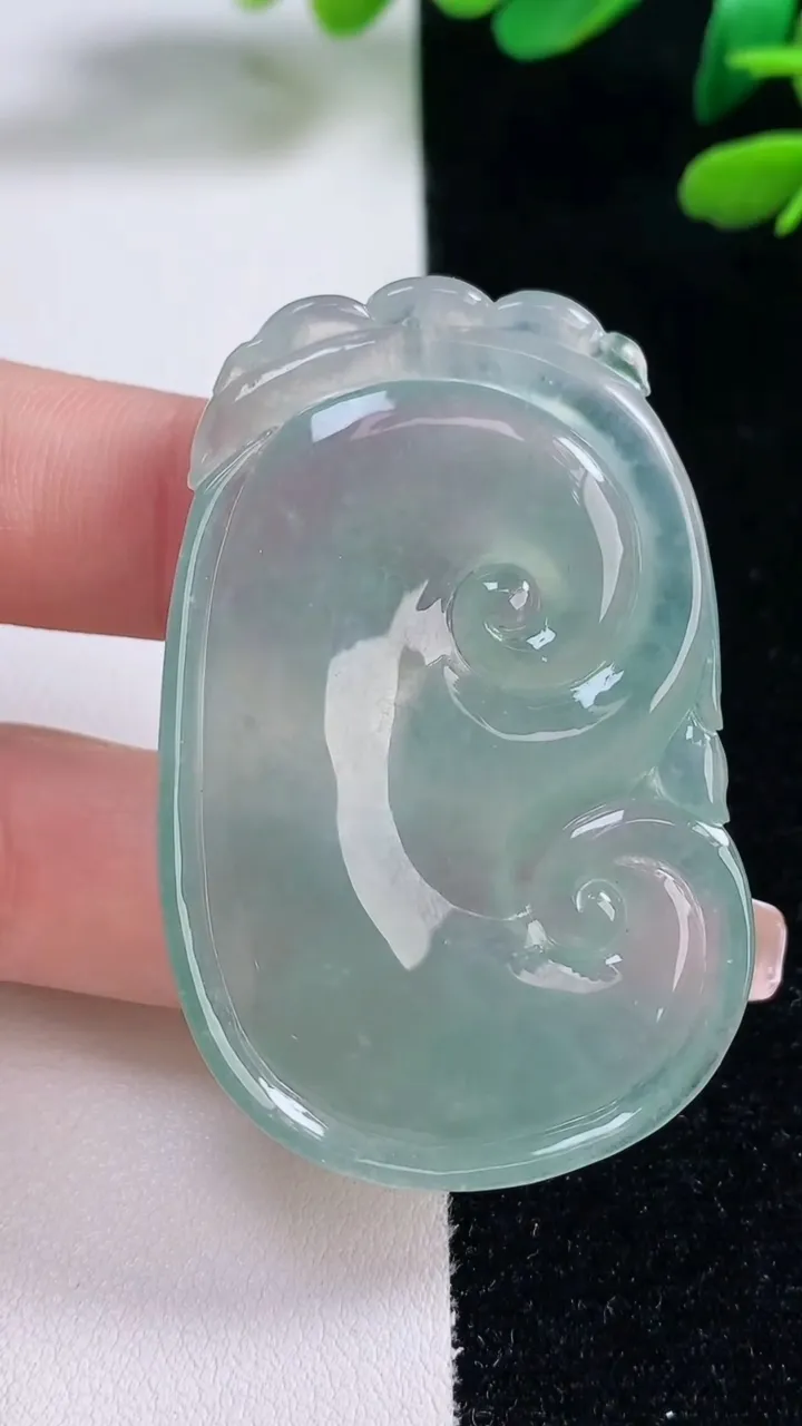 天然A货翡翠如意吊坠，尺寸52.7-33.7-6，重量:22.52g
12月29日