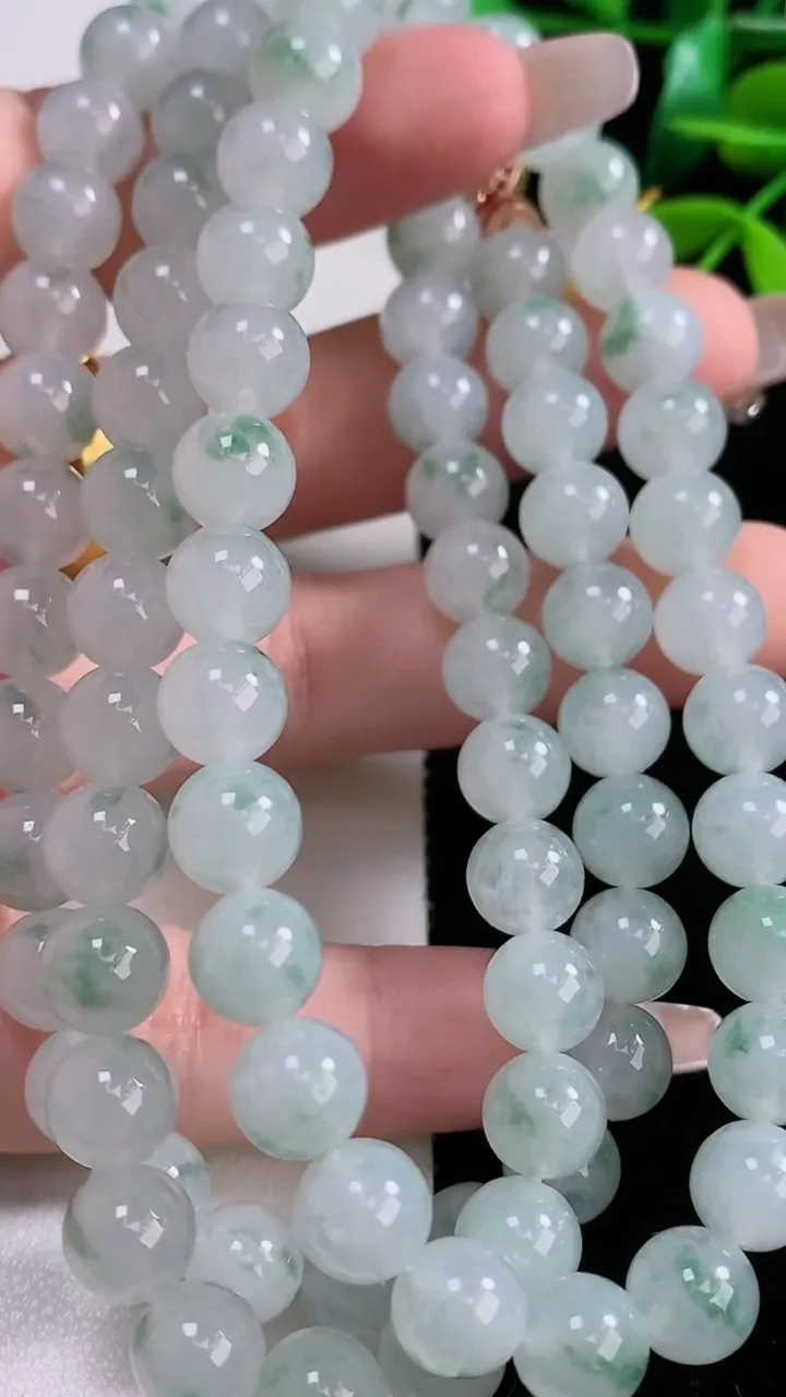 天然A货翡翠种飘花圆珠项链，尺寸8-88颗，重量:79.40g12月29日
工厂直销收藏佳品,种好水足，色泽均匀，有种有色，上手高大气！