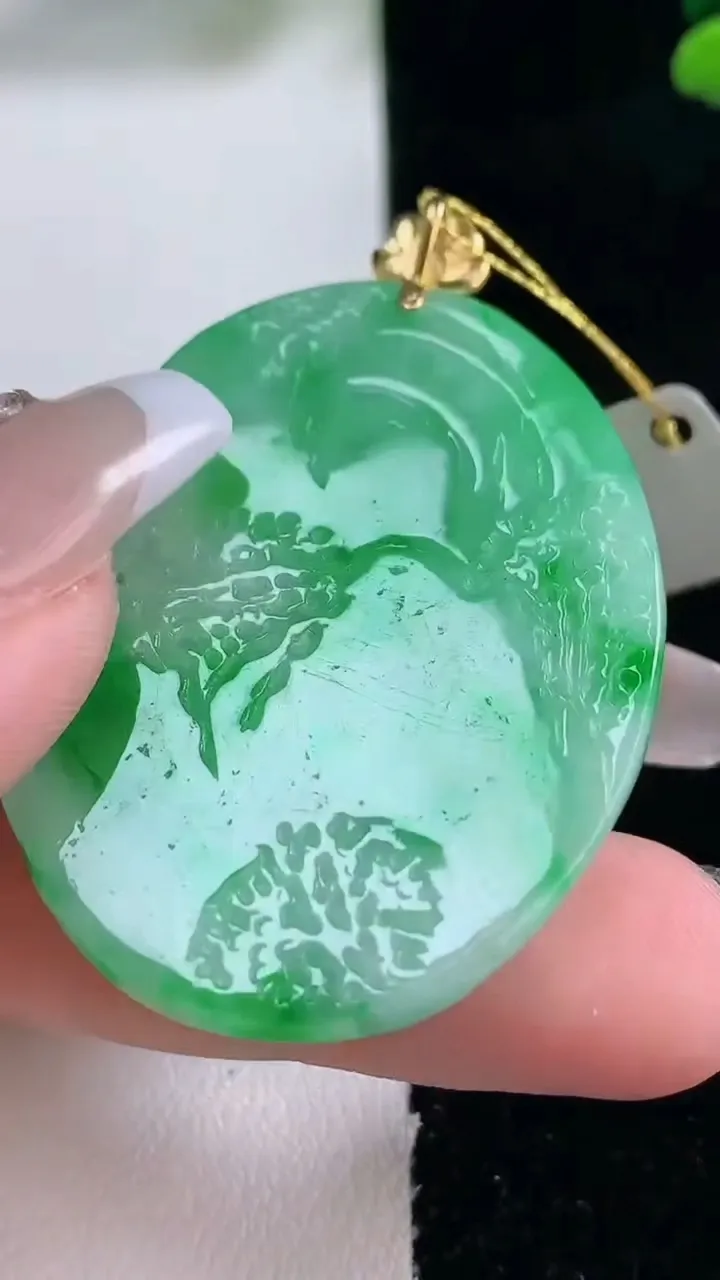 天然A货翡翠山水牌吊坠，尺寸43.3-34.2-5.8，重量:20.00g
12月29日