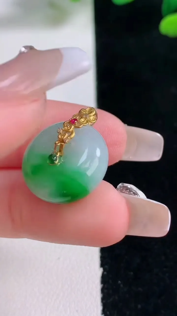 天然A货翡翠平安扣吊坠，尺寸17.1-7.5，重量:4.98g
12月29日