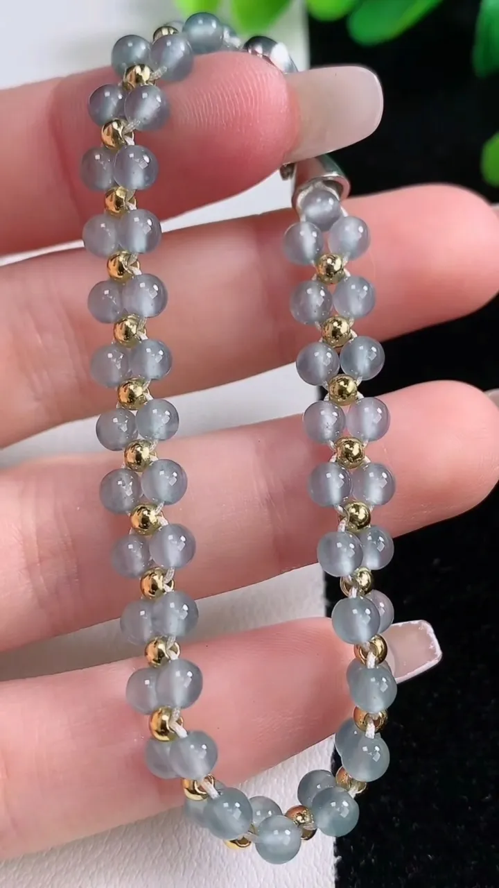 天然A货翡翠小米珠手串，尺寸4，重量:8.40g12月29日
工厂直销收藏佳品,种好水足，色泽均匀，