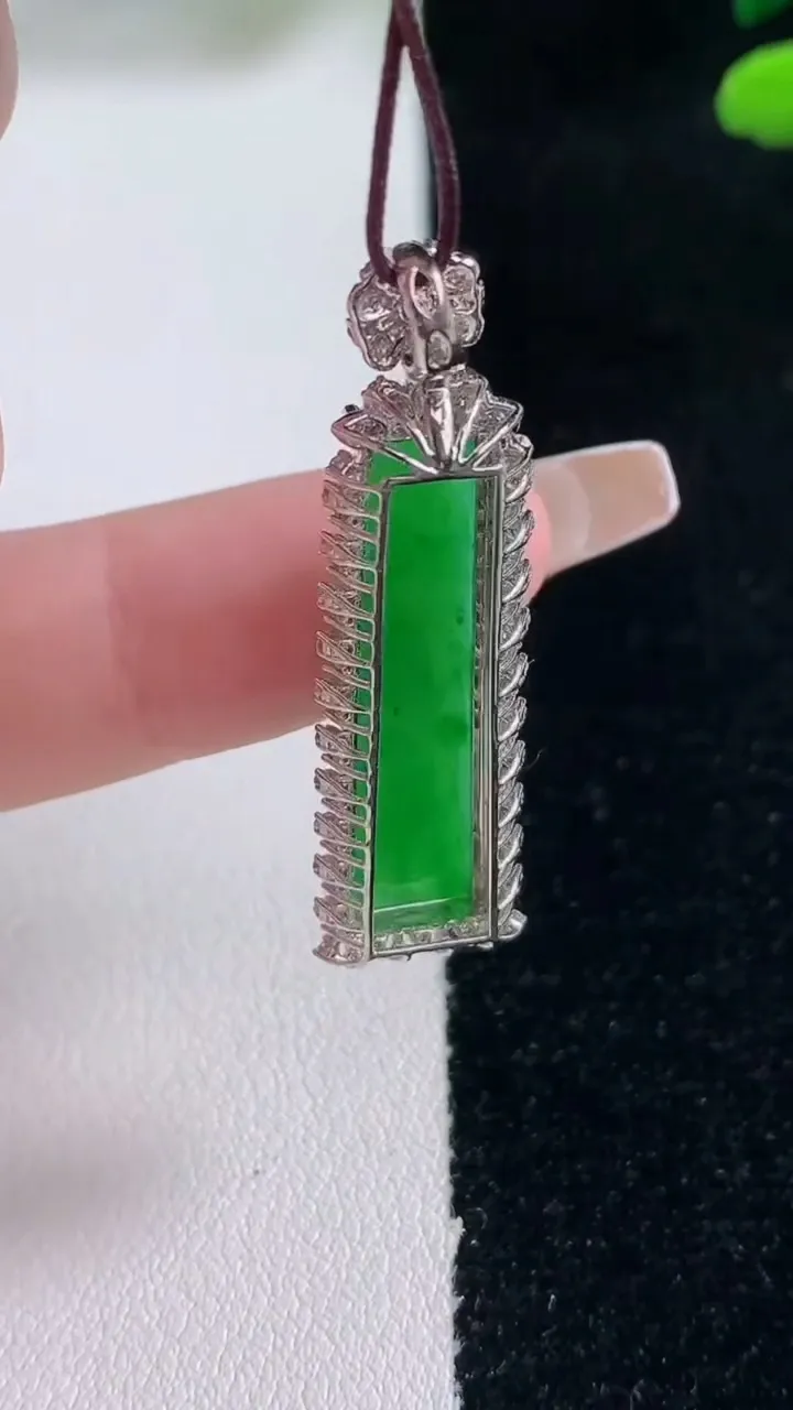 天然A货翡翠无事牌吊坠，尺寸38.3-10.8-6.4，裸石28.3-7.5重量:3.63g
12月29日