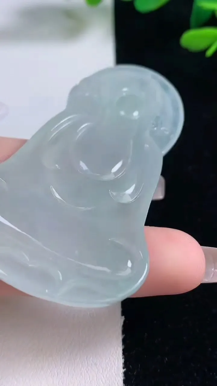 天然A货翡翠大势至菩萨吊坠，尺寸70-39.6-5.6，重量:30.83g
12月29日