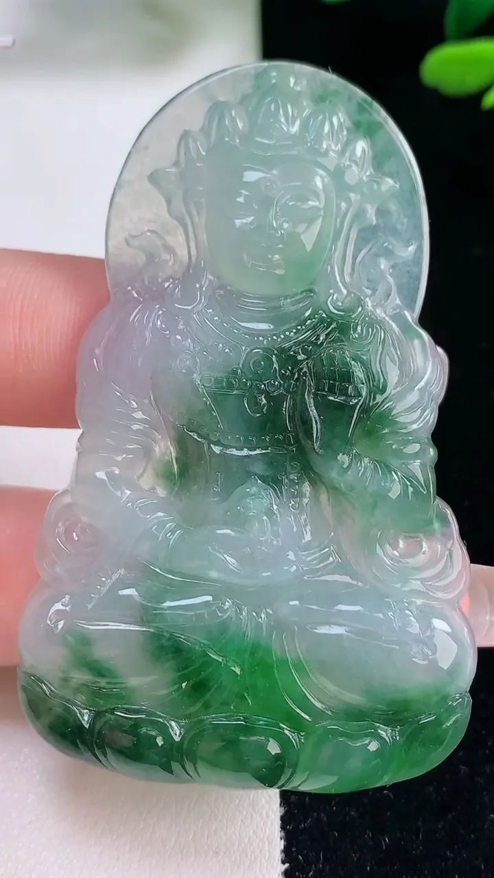 天然A货翡翠度母观音吊坠，尺寸62.6-38.8-5.2，重量:22.00g
12月29日