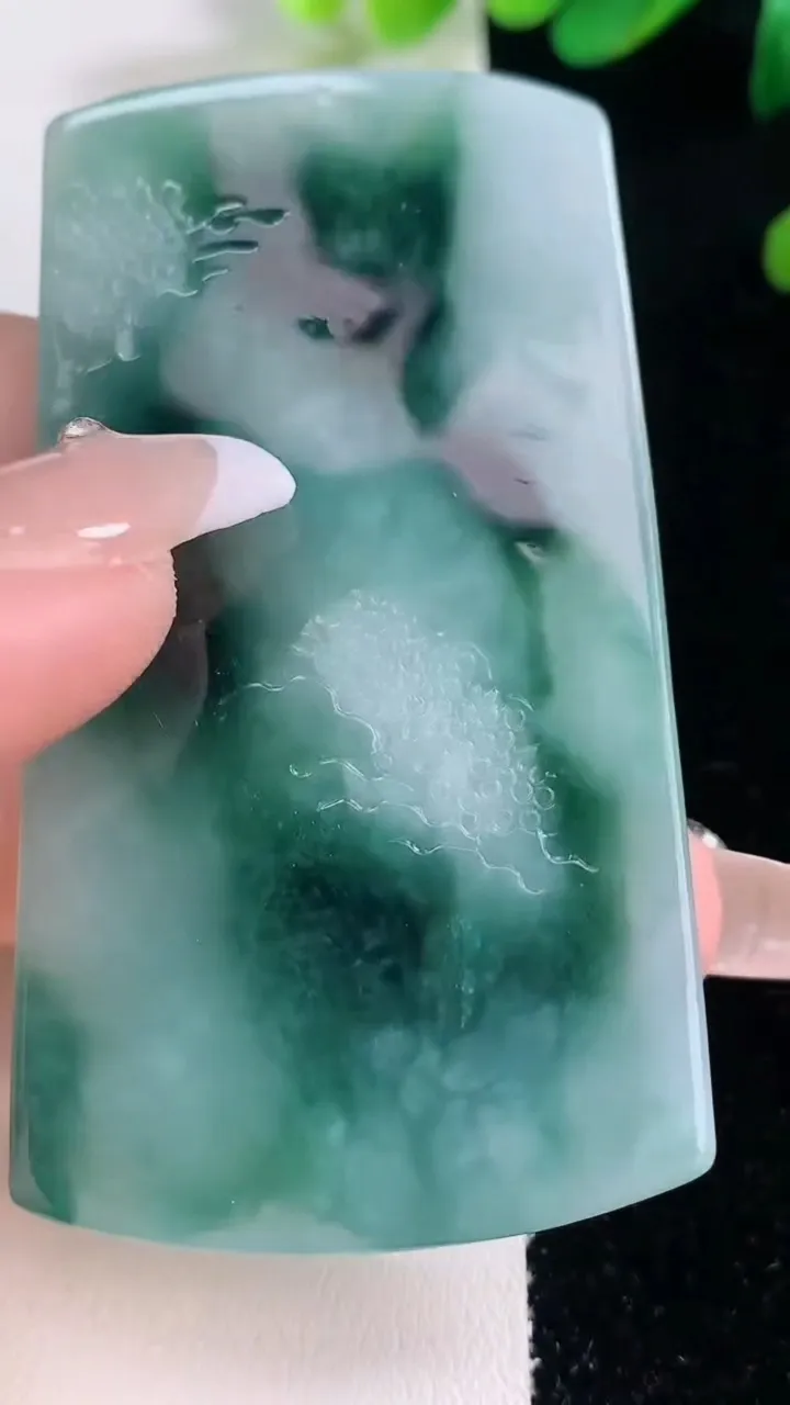 天然A货翡翠牌吊坠，尺寸67.8-37.3-6，重量:37.30g
12月29日