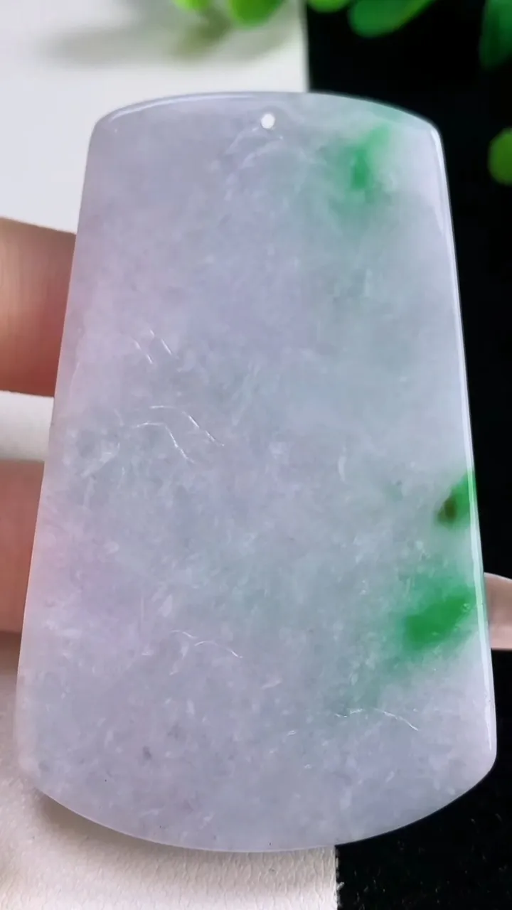 天然A货翡翠春带彩紫罗兰山水牌吊坠，尺寸67.4-42-6，重量:41.51g
12月29日