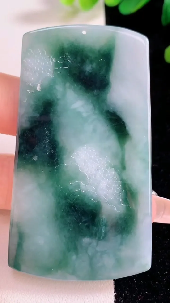 天然A货翡翠牌吊坠，尺寸67.8-37.3-6，重量:37.30g
12月29日