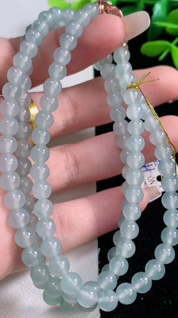 天然A货翡翠种白冰圆珠项链，尺寸5.4-118颗，重量:34.26g12月29日
工厂直销收藏佳品,种好水足，色泽均匀，有种有色，上手高大气！