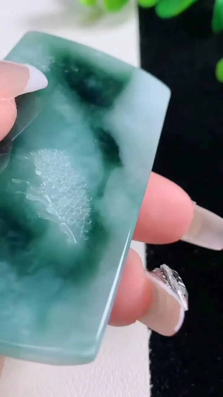 天然A货翡翠牌吊坠，尺寸67.8-37.3-6，重量:37.30g
12月29日