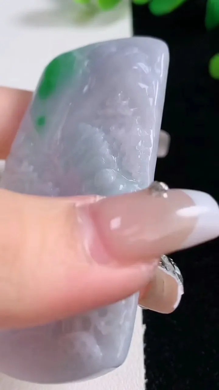 天然A货翡翠春带彩紫罗兰山水牌吊坠，尺寸67.4-42-6，重量:41.51g
12月29日