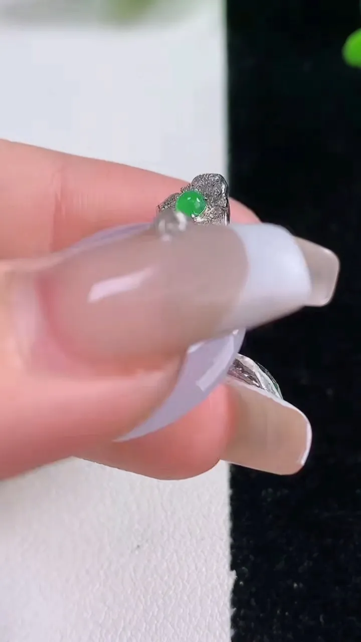 天然A货翡翠种紫罗兰平安扣吊坠，尺寸24-4.8，重量:6.64g
12月29日