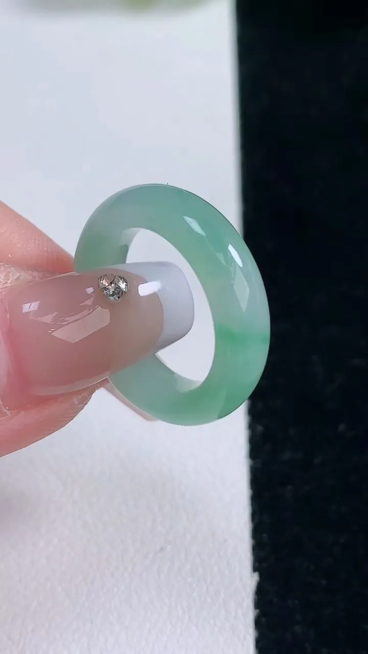 天然A货翡翠指环戒指，尺寸15.6-5.5-3.5，重量:3.83g2025年12月29日
工厂直销收藏佳品,种好水足，色泽均匀，有种有色，上手高大气！