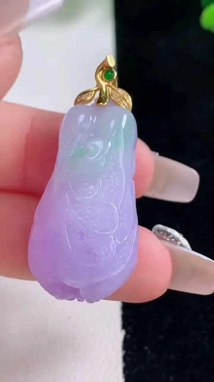 天然A货翡翠18K金春带彩紫罗兰白菜吊坠，尺寸32-18.2-11.8，重量:12.71g
12月2