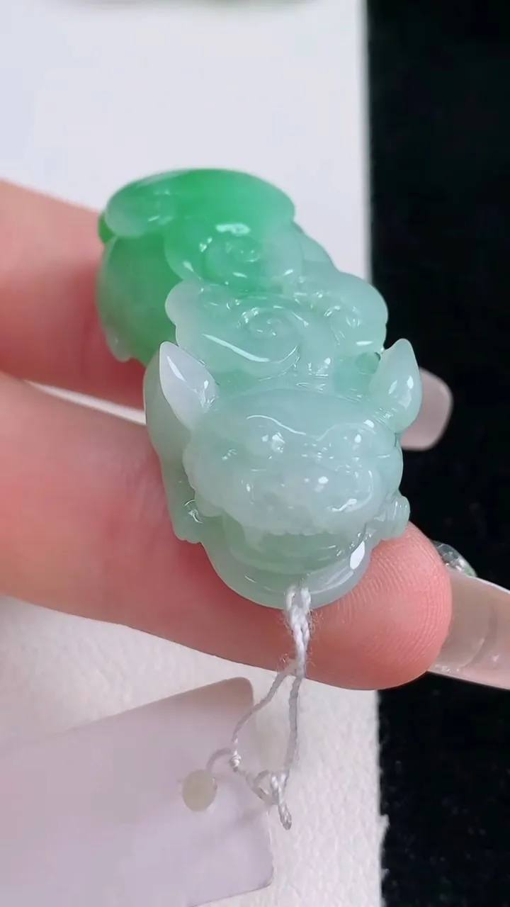 天然A货翡翠貔貅吊坠，尺寸37.8-18-12.4，重量:18.56g
12月29日