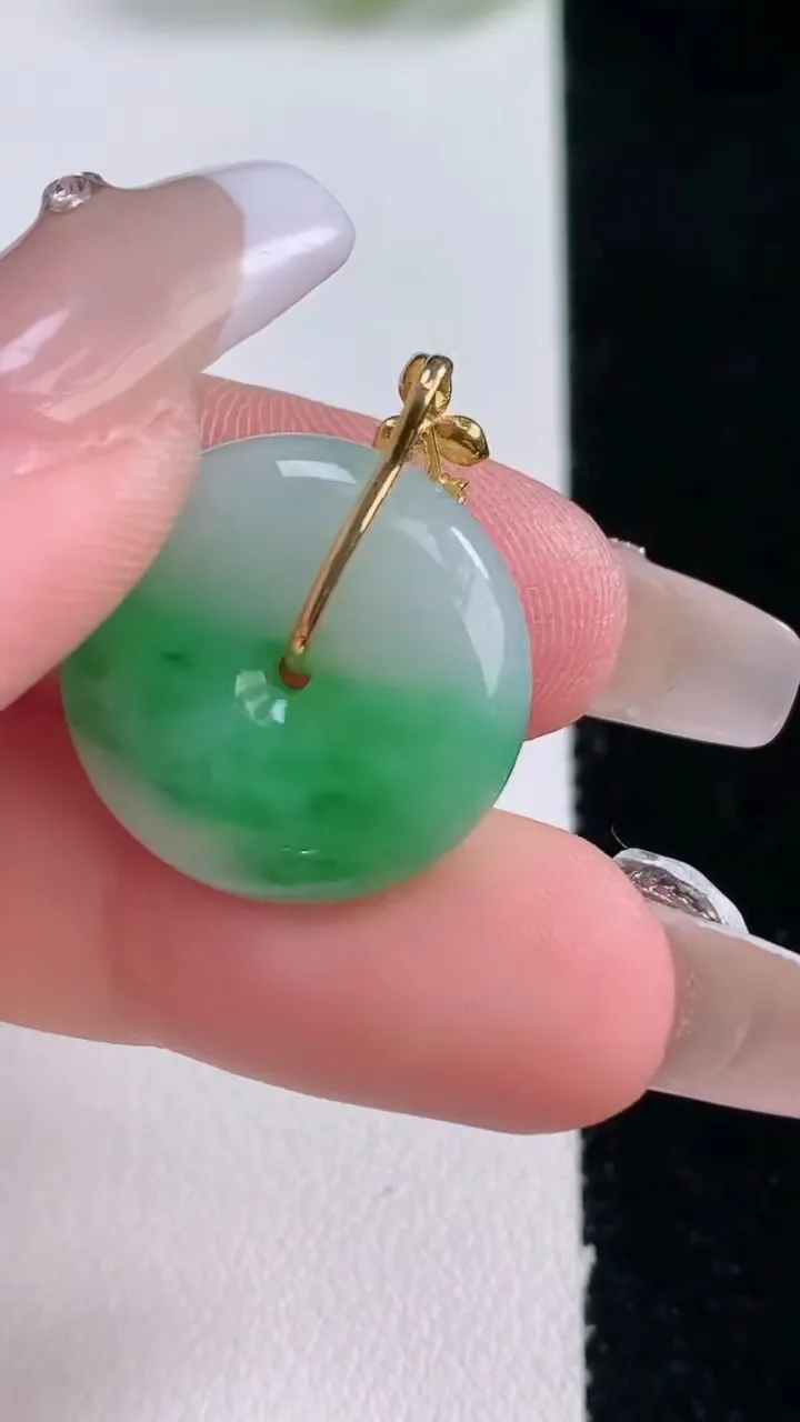 天然A货翡翠平安扣吊坠，尺寸20-5.6，重量:5.37g
12月29日