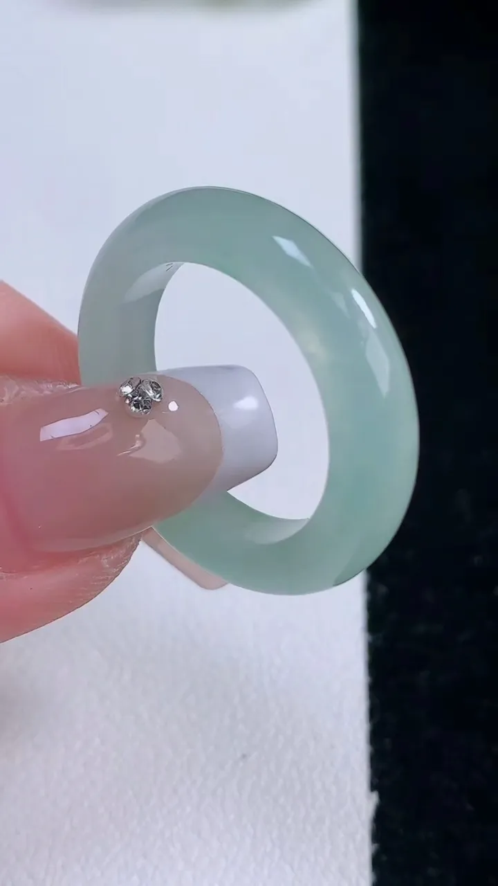 天然A货翡翠指环戒指，尺寸19.5-5.4-4.2，重量:5.24g2025年12月29日
工厂直销收藏佳品,种好水足，色泽均匀，有种有色，上手高大气！