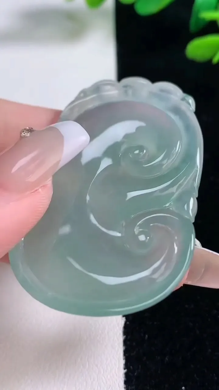 天然A货翡翠如意吊坠，尺寸52.7-33.7-6，重量:22.52g
12月29日