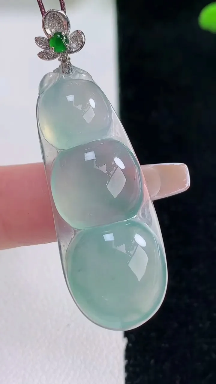 天然A货翡翠福豆吊坠，尺寸393-15.3-5.7，重量:6.33g
12月29日