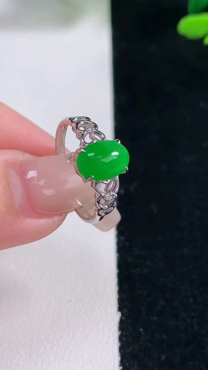 天然A货翡翠蛋面戒指，尺寸17.2-9-6.8-5，重量:2.28g2025年12月29日
工厂直销收藏佳品,种好水足，色泽均匀，有种有色，上手高大气！