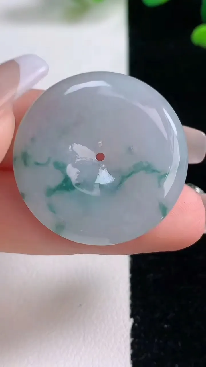 天然A货翡翠冰种飘花平安扣吊坠，尺寸30.3-6，重量:12.04g
12月29日