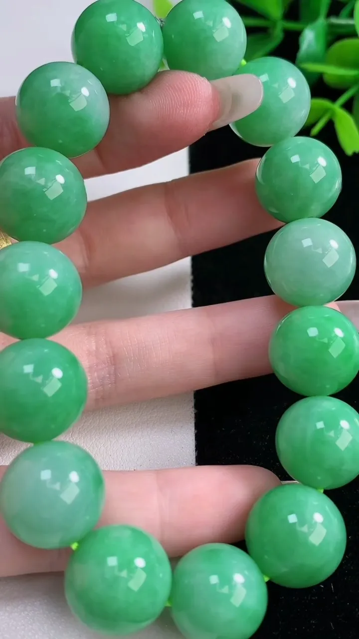 天然A货翡翠圆珠手串，尺寸14.6-15颗，重量:81.46g12月29日
工厂直销收藏佳品,种好水足，色泽均匀，有种有色，上手高大气！