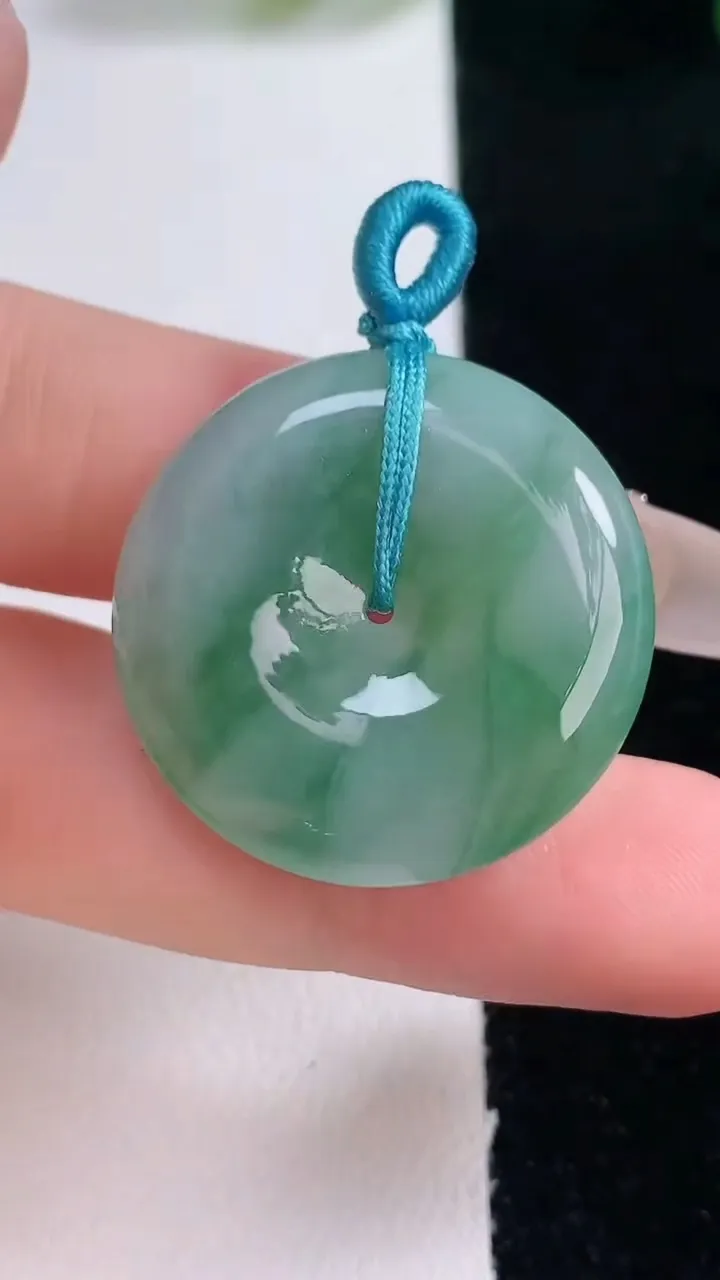 天然A货翡翠飘花平安扣吊坠，尺寸27.3-5.9，重量:9.59g
12月29日
