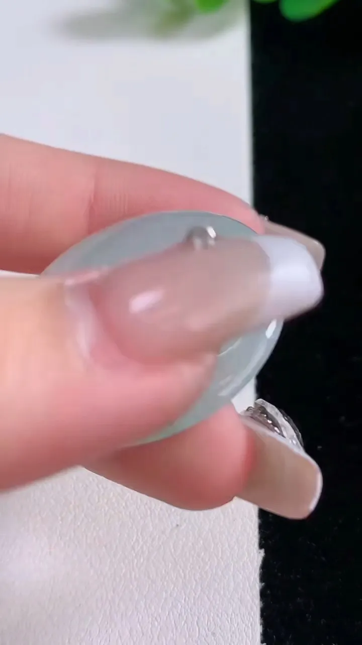 天然A货翡翠平安扣吊坠，尺寸32.2-5，重量:11.47g
12月29日