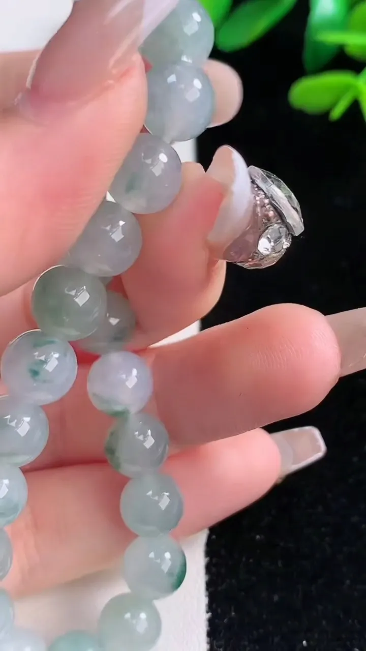 天然A货翡翠种飘花圆珠手串，尺寸8-23颗，重量:19.70g12月29日
工厂直销收藏佳品,种好水足，色泽均匀，有种有色，上手高大气！